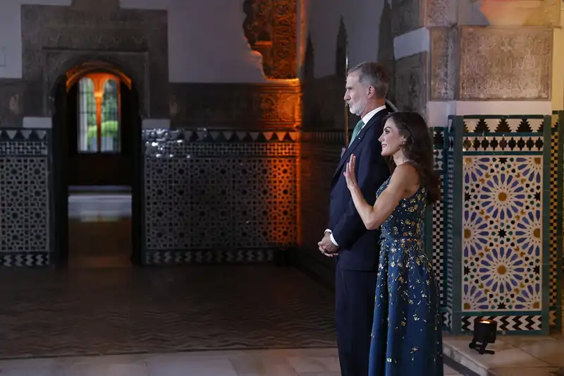 Sus Majestades saludan desde el Real Alcázar de Sevilla
