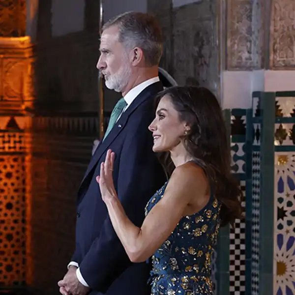 Sus Majestades saludan desde el Real Alcázar de Sevilla