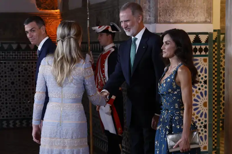 Begoña Gómez saluda a los Reyes Felipe y Letizia