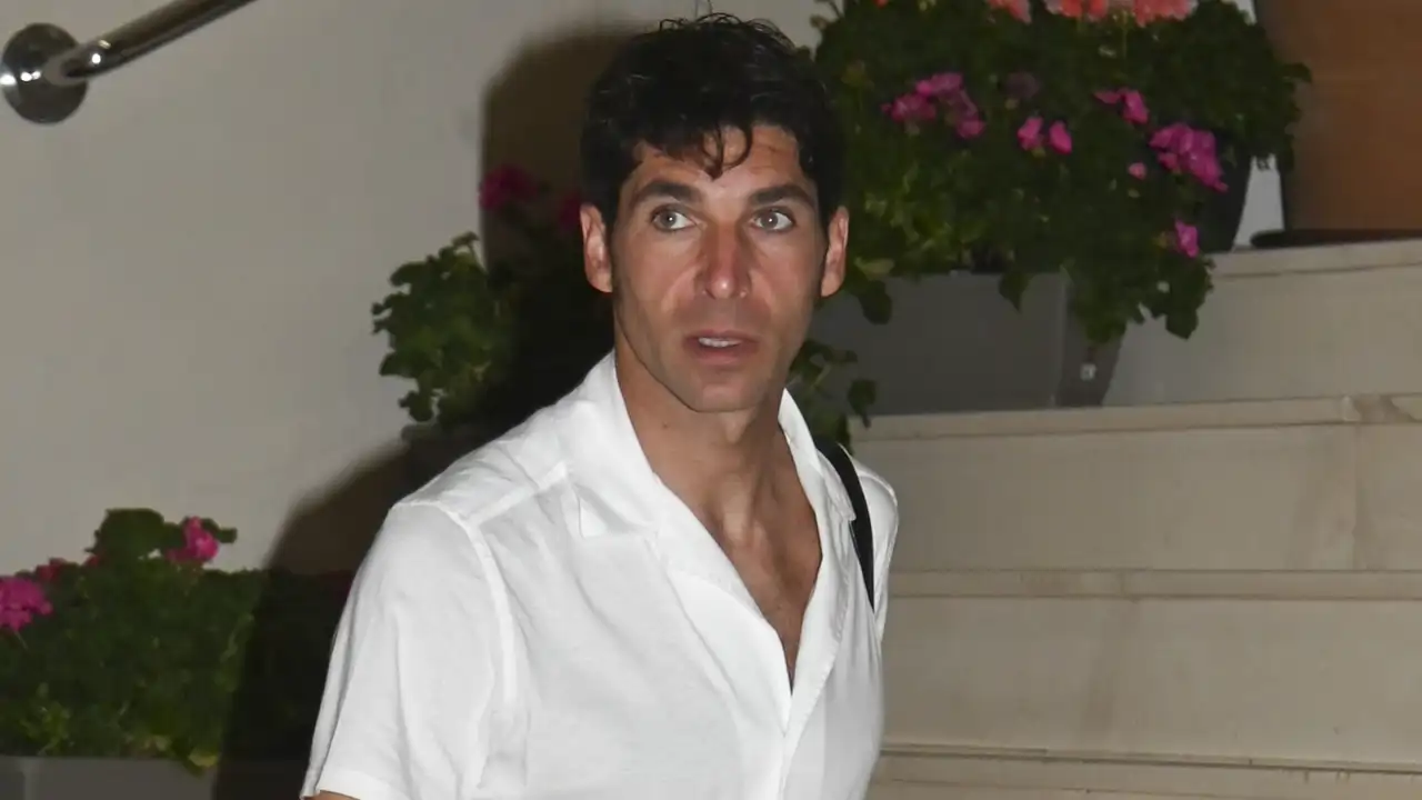 Cayetano Rivera saliendo de un hotel