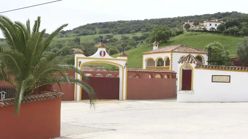 La finca 'Ambiciones', un chalet de lujo y un modesto piso: el patrimonio de Jesulín antes de 'MasterChef Celebrity'