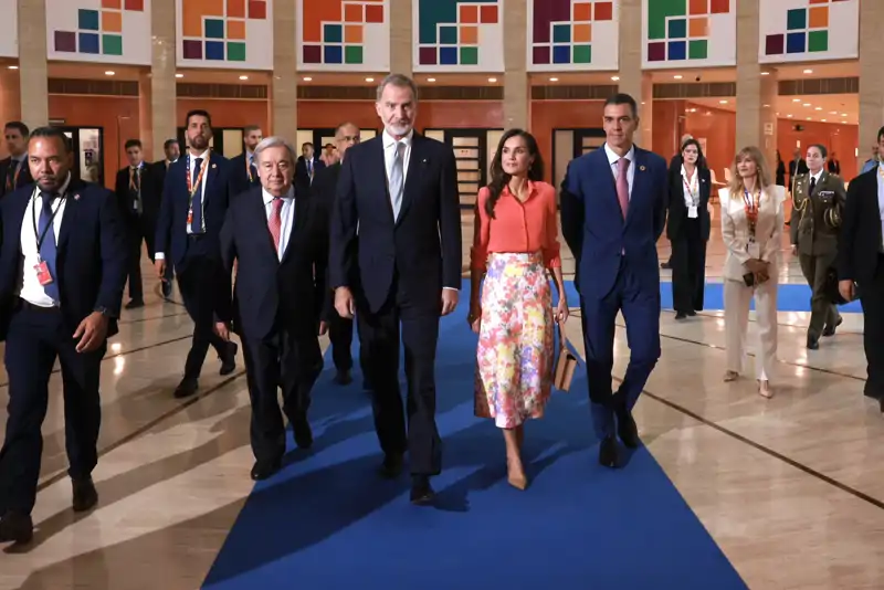 La Reina Letizia arrasa con el diseño de la firma sevillana que adoran las celebrities con más estilo: florido,  elegante, y veraniego 