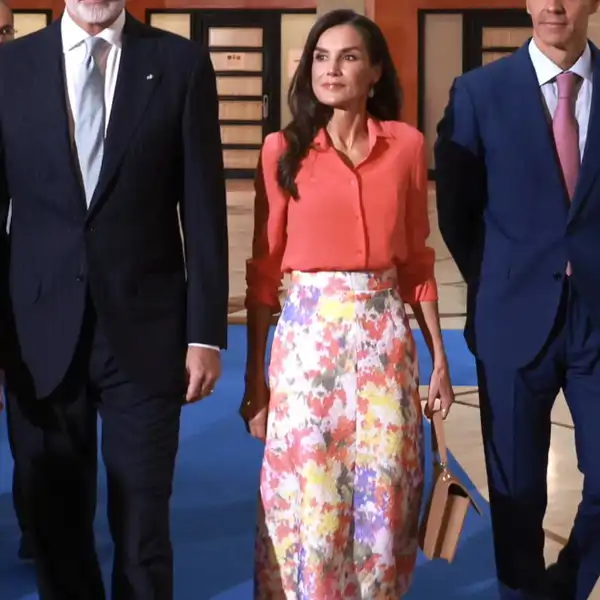 La Reina Letizia, elegantísima, arrasa con la falda de flores 'made in Spain' que adoran las andaluzas y es pura tendencia