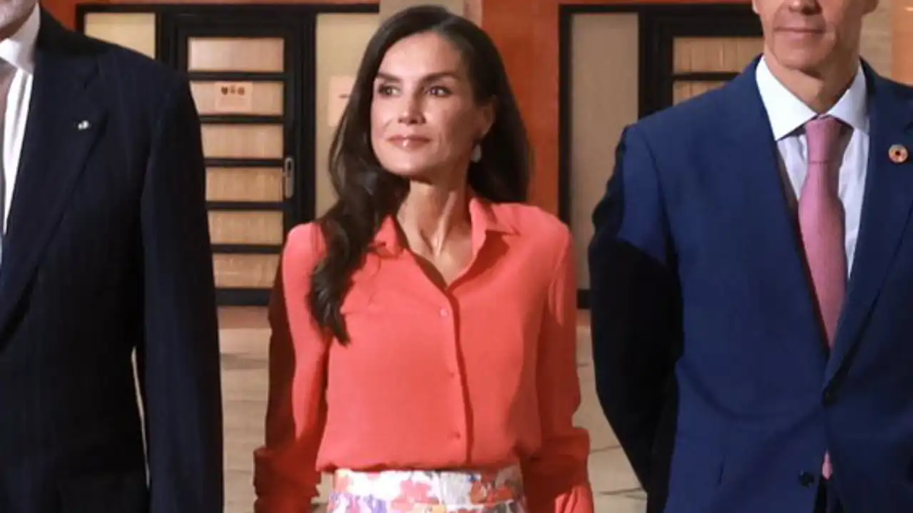 La Reina Letizia, elegantísima, arrasa con la falda de flores 'made in Spain' que adoran las andaluzas y es pura tendencia