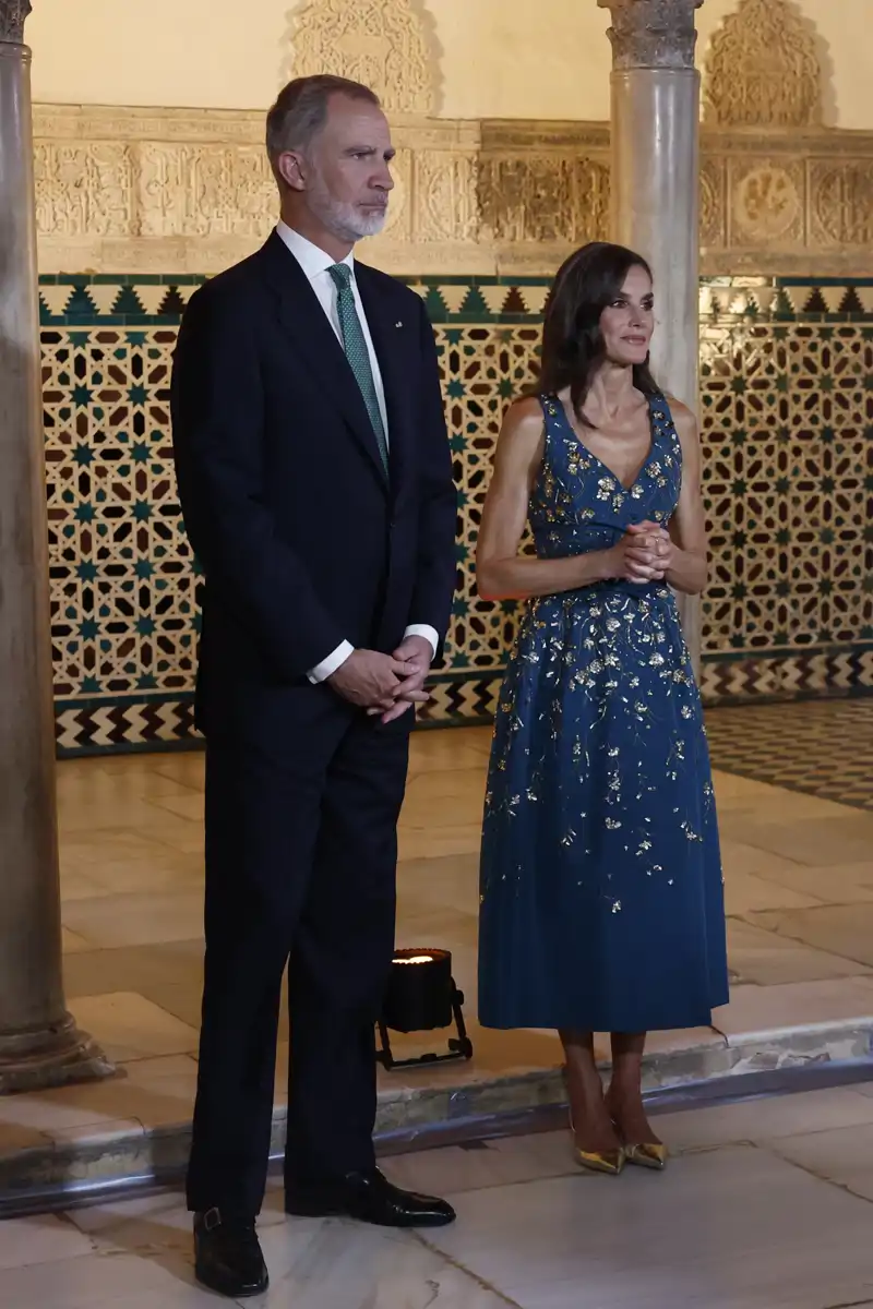 La Reina Letizia desempolva el vestido de Carolina Herrera que estrenó en Argentina en la cena de la ONU en Sevilla 