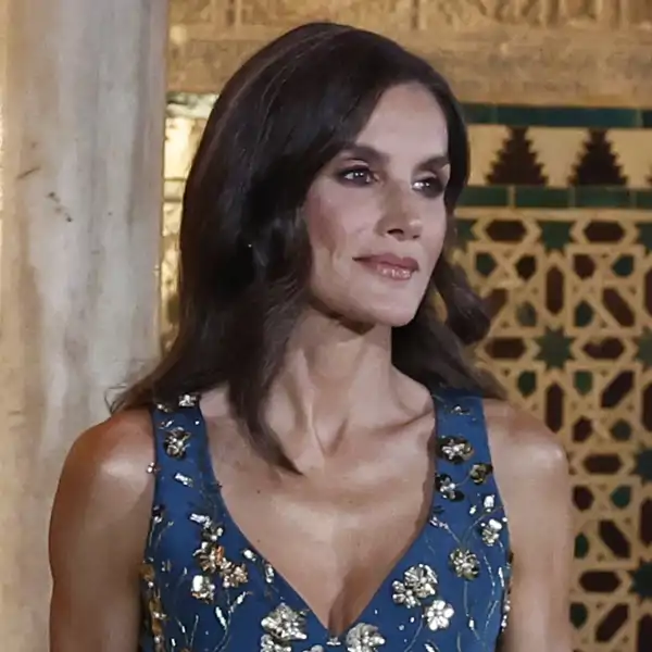 La prensa extrajera cae rendida ante el último look de la Reina Letizia en Sevilla: “De otro planeta” 