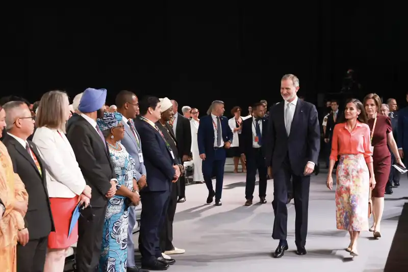 La Reina Letizia y su falda de José Hidalgo en el Palacio de Exposiciones y Congresos de Sevilla