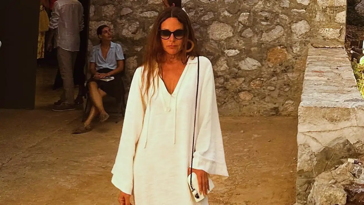 Cortefiel "liquida" (desde 19€) sus caftanes más fresquitos y elegantes para las rebajas de verano: ¡solo en esta web!