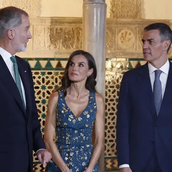 Los Reyes Felipe y Letizia junto a Pedro Sánchez