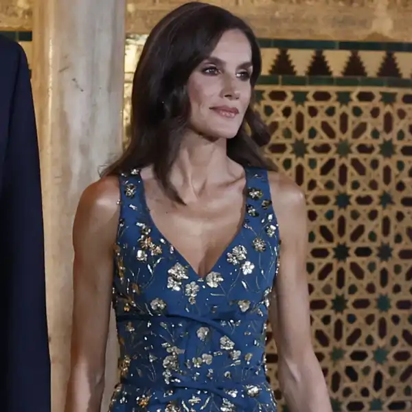 La Reina Letizia, elegantísima, da una lección de estilo en Sevilla en la cena de la ONU: vestido de Carolina Herrera, apliques dorados y ondas al agua