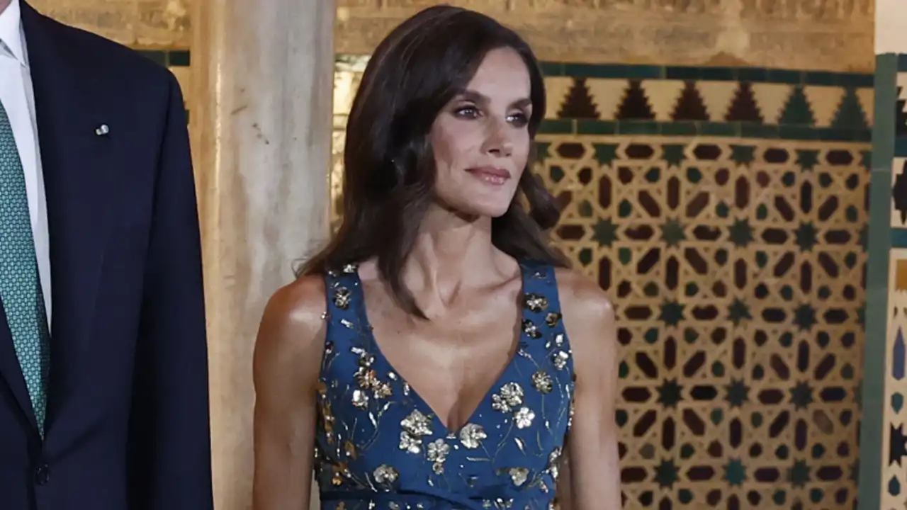 La Reina Letizia, elegantísima, da una lección de estilo en Sevilla en la cena de la ONU: vestido de Carolina Herrera, apliques dorados y ondas al agua