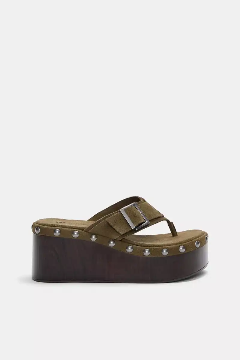 Sandalias cuña tachas piel de Pull & Bear 39,99 euros 