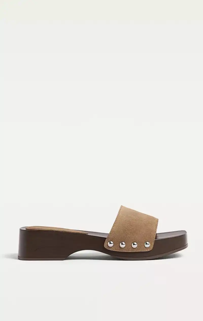 Zuecos piel tachas de Stradivarius 22,99 euros 
