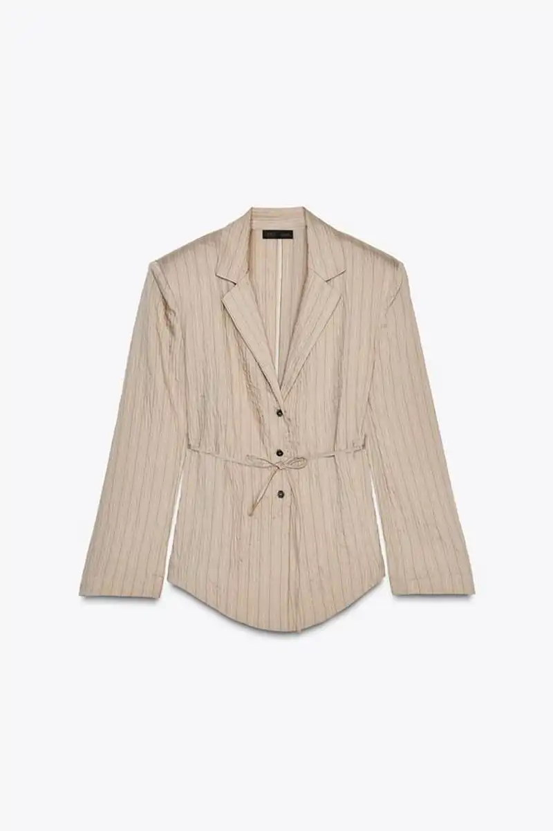 Blazer rayas cinturón fino de Zara 29,99 euros