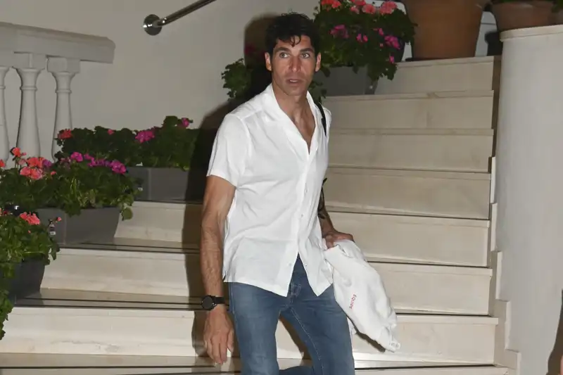 Cayetano Rivera saliendo de un hotel
