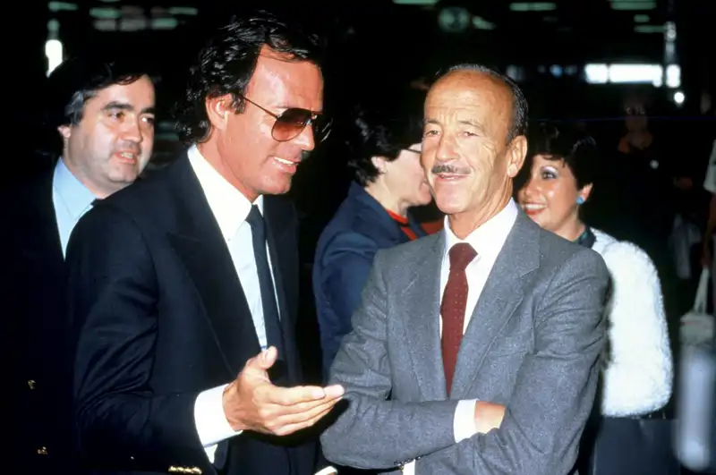 Julio Iglesias Puga junto a su hijo Julio Iglesias