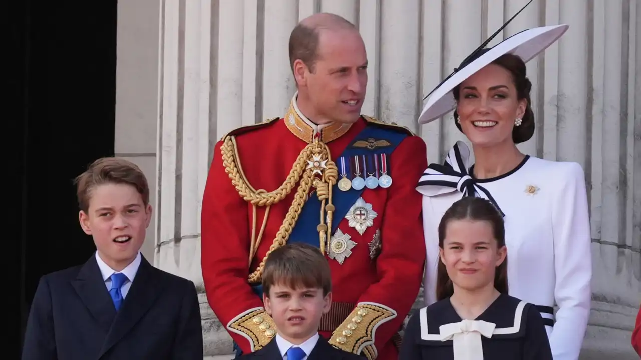 Kate Middleton y el príncipe Guillermo junto a sus tres hijos