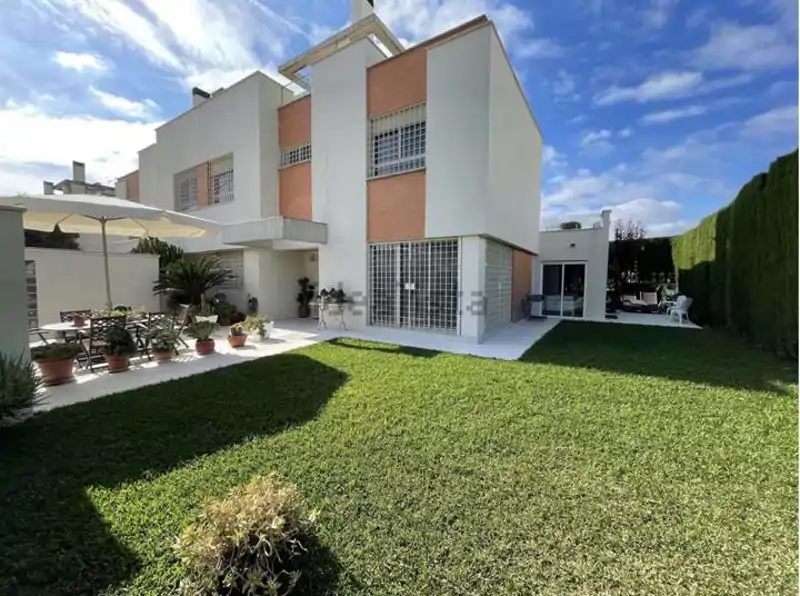 La casa de Cayetano Rivera en una urbanización de Sevilla
