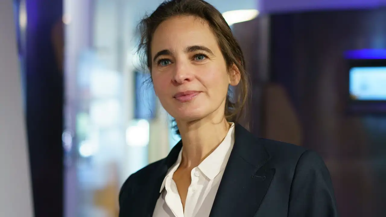 Laurence Debray, biógrafa del Rey Juan Carlos I: "Reconoce sus errores. Pero también habla de sus logros"