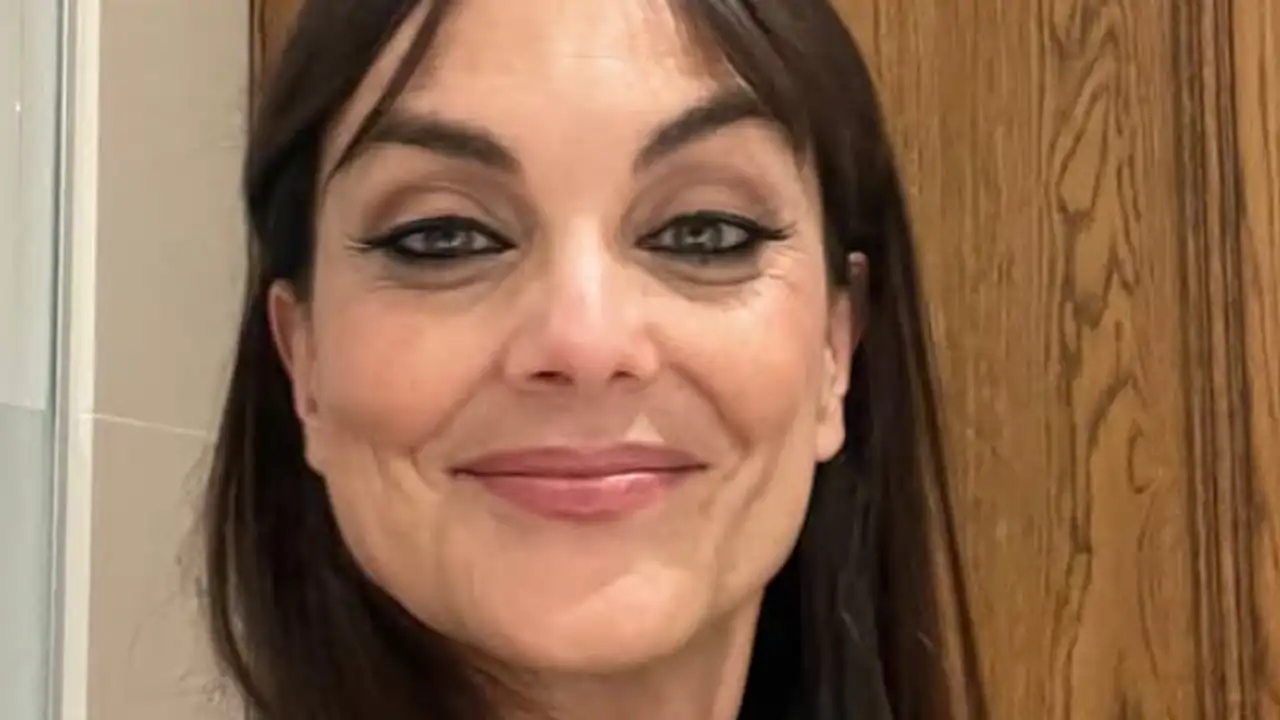 Mónica Carrillo posa sonriente en redes
