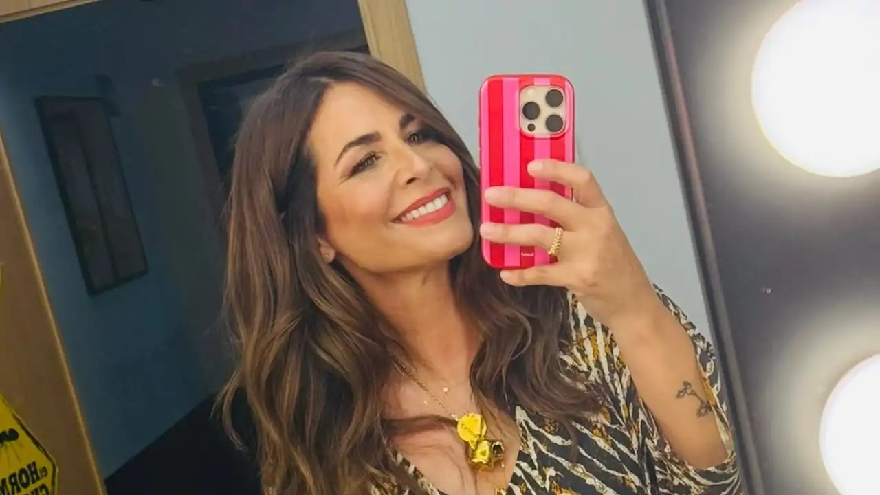 Nuria Roca con su móvil haciendo un selfie