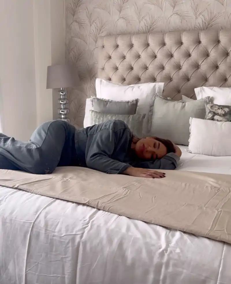 Raquel Bollo tumbada en su cama