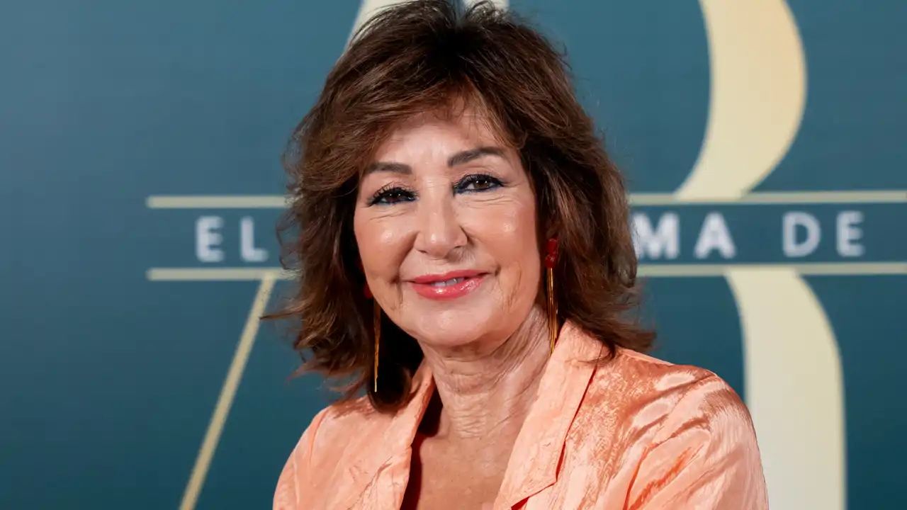 Ana Rosa Quintana comienza sus vacaciones más guapa que nunca con un conjunto melocotón que aúna elegancia, frescura y un efecto rejuvenecedor inmediato