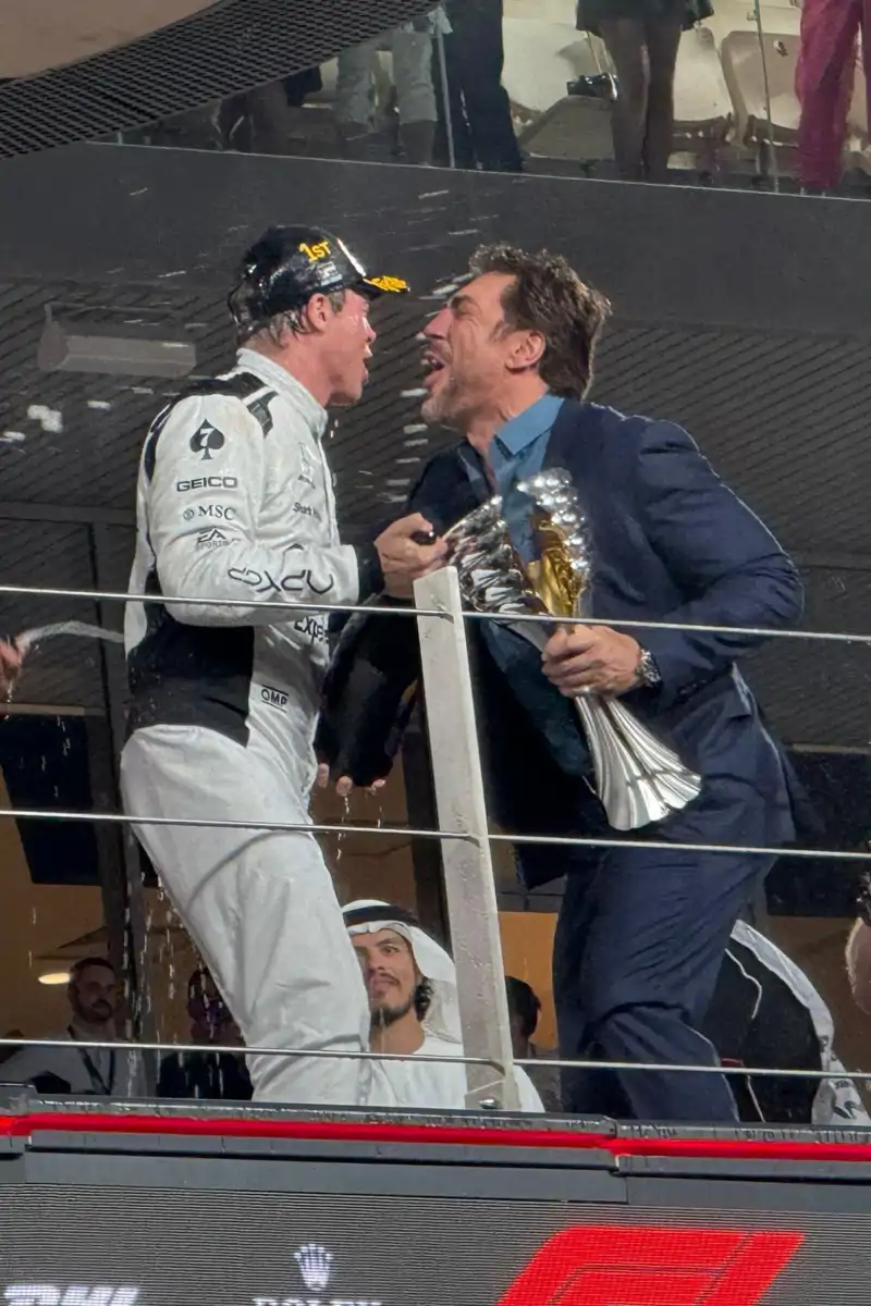 Brad Pitt y Javier Bardem, en una escena de 'F1: la película'