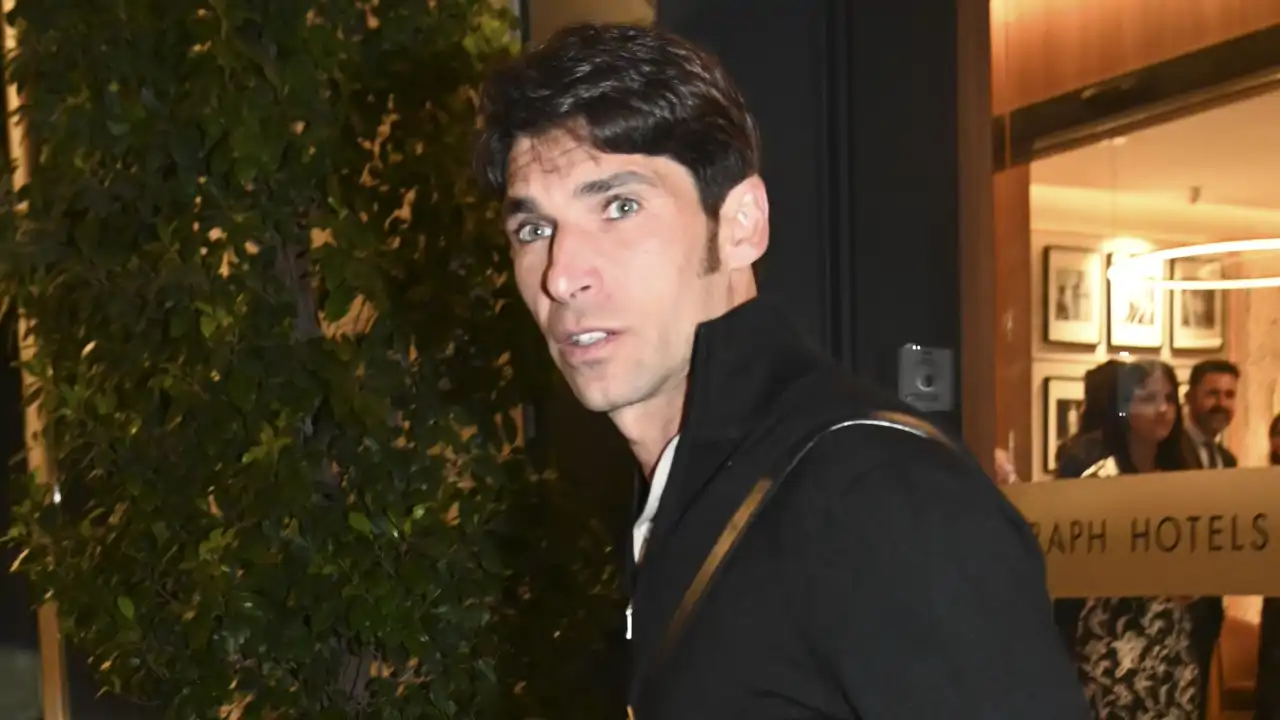 Cayetano Rivera saliendo de un hotel