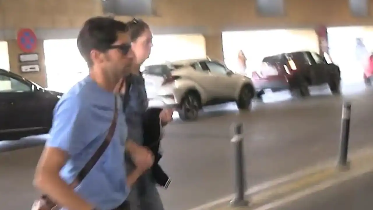 Cayetano Rivera, más serio y tenso que nunca, reaparece en Sevilla tras su polémica detención: "¡Ya está por favor!"