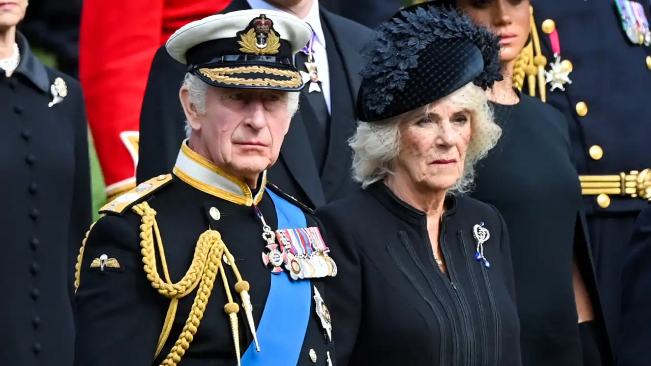 El príncipe Harry y Meghan Markle junto al Rey Carlos III y la Reina Camilla