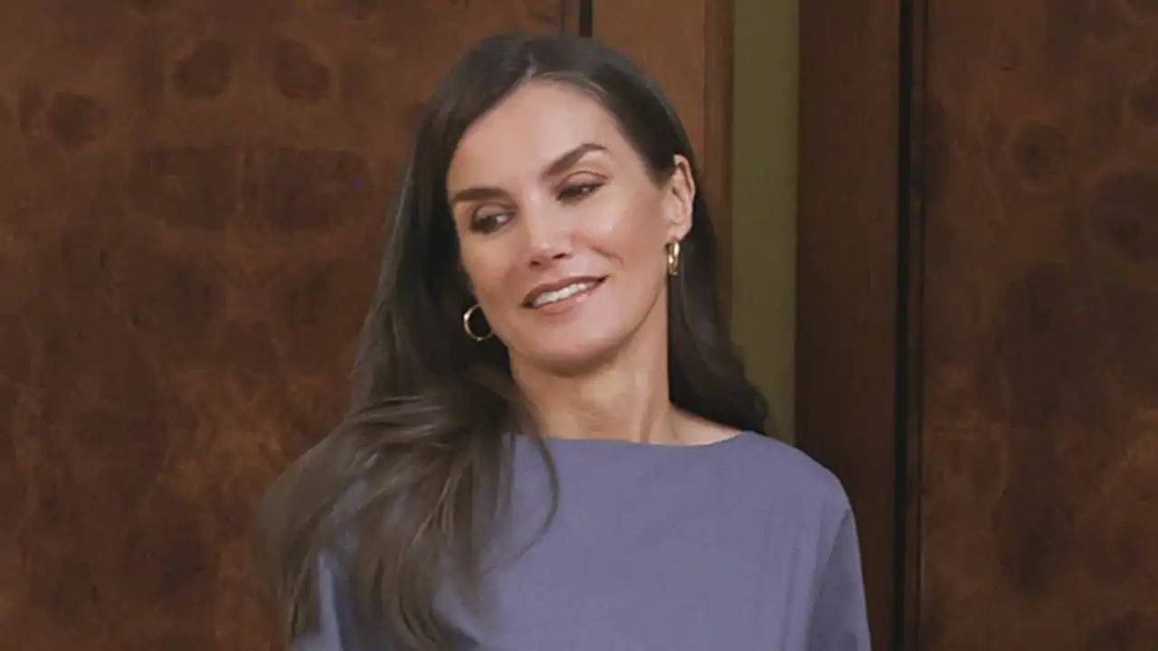 La prensa extranjera descubre el “ingenioso truco” de la Reina Letizia para lucir espectacular: “Realza a la perfección su esbelto abdomen”