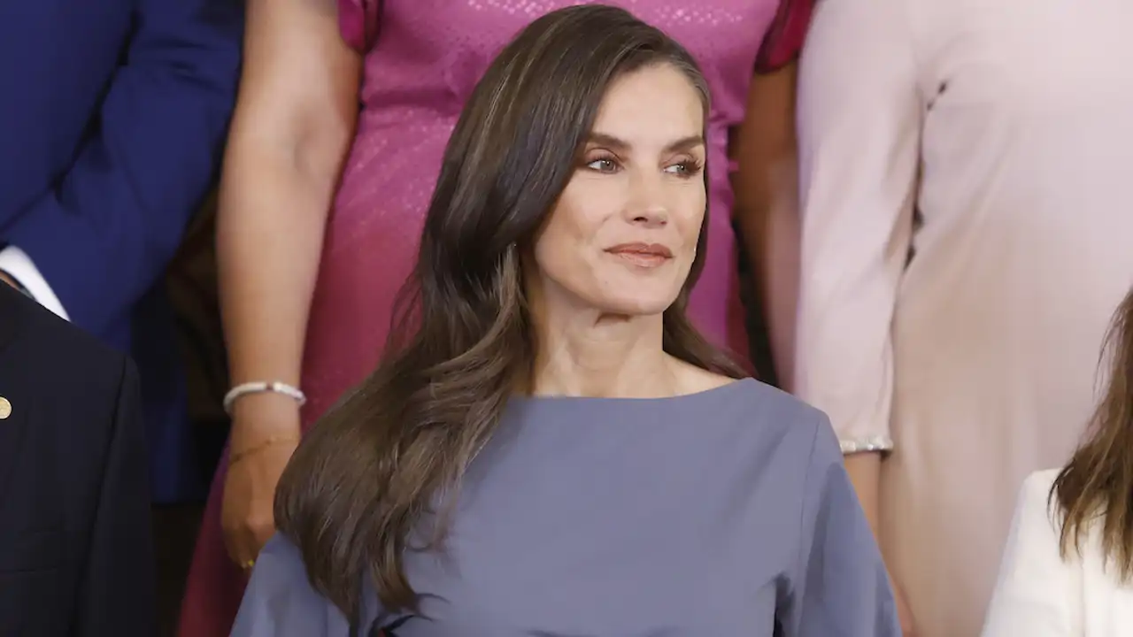 La Reina Letizia nos conquista con el vestido 'Made in Spain' con nido de abeja y bajo asimétrico que desbancará a las faldas midi 