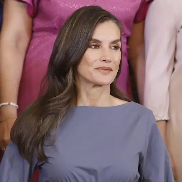 La Reina Letizia nos conquista con el vestido 'Made in Spain' con nido de abeja y bajo asimétrico que desbancará a las faldas midi 