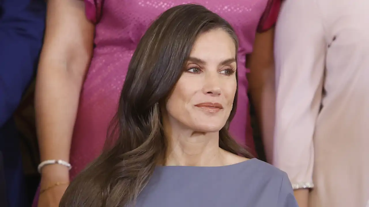 La Reina Letizia nos conquista con el vestido 'Made in Spain' con nido de abeja y bajo asimétrico que desbancará a las faldas midi 