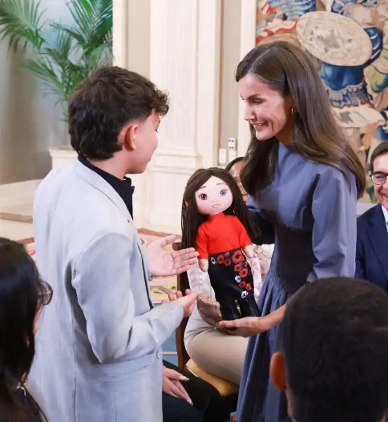 La Reina Letizia recibe una muñeca de trapo