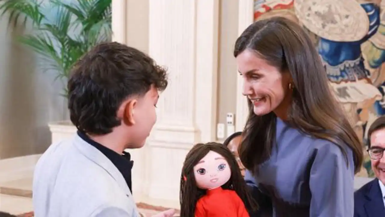 La Reina Letizia recibe una muñeca de trapo