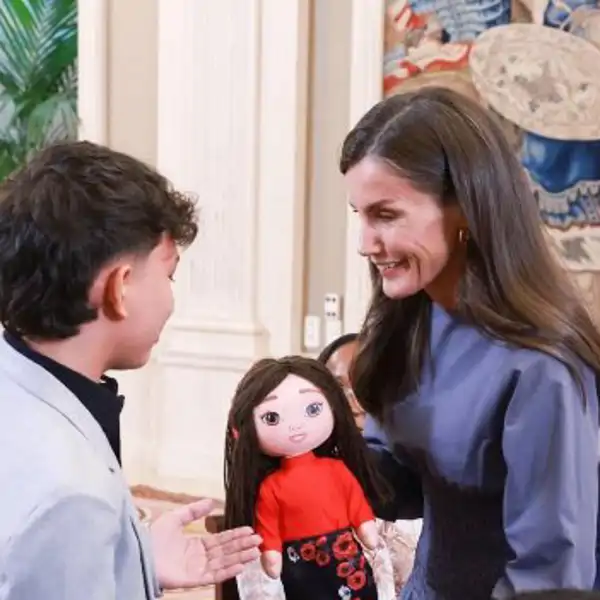 La Reina Letizia recibe una muñeca de trapo