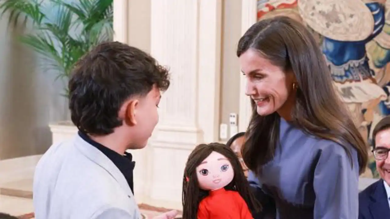 La Reina Letizia ya tiene su propia muñeca: el curioso regalo que ha recibido en una audiencia en Zarzuela
