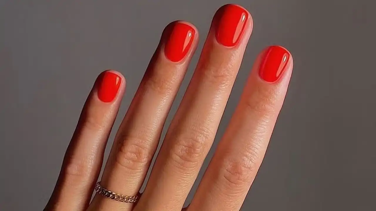 Las manicuras que mejor resisten los días de playa y piscina este verano: técnicas duraderas, acabados naturales y detalles minimalistas