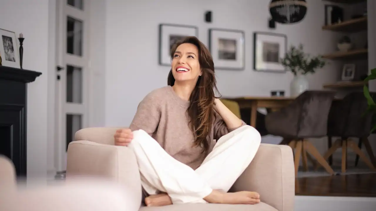 Mujer en su casa moderna iStock