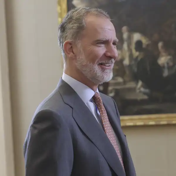 El Rey Felipe VI rompe el protocolo en su último acto al reencontrarse con alguien muy especial de su pasado: su gesto más comentado