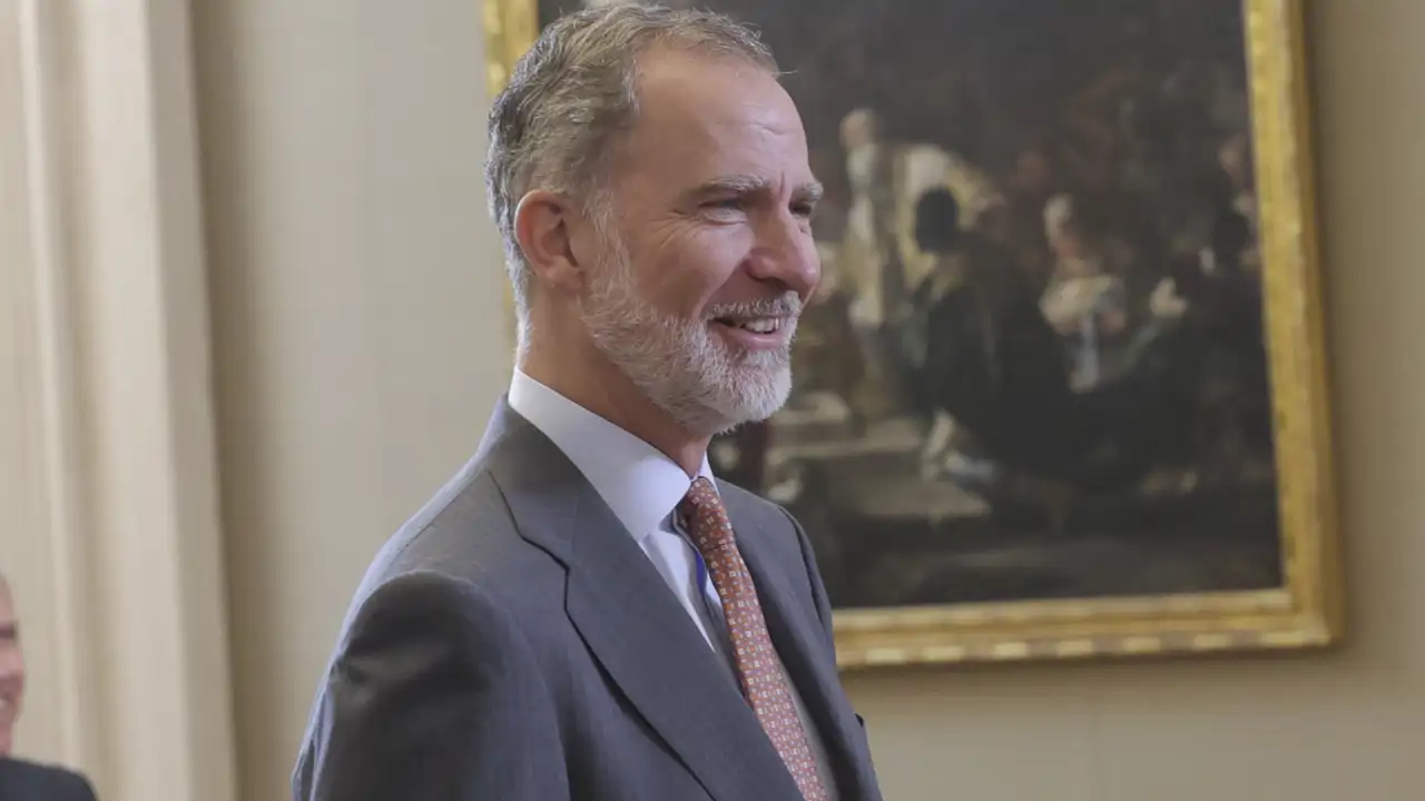 El Rey Felipe VI rompe el protocolo en su último acto al reencontrarse con alguien muy especial de su pasado: su gesto más comentado