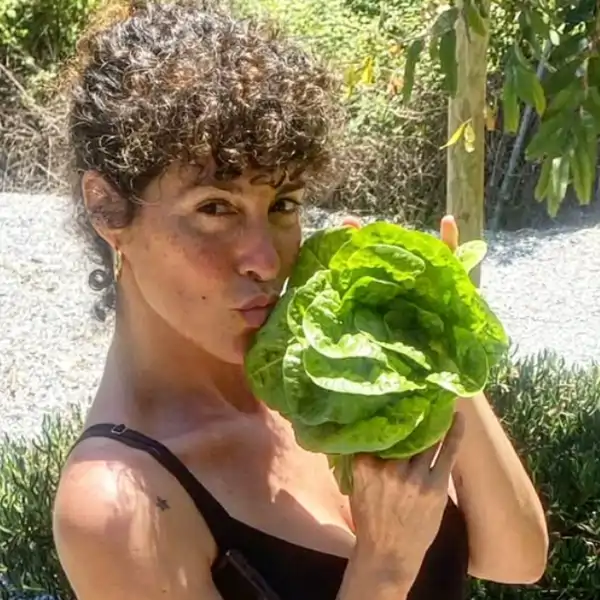Así es la nueva vida de Rocío Madrid en Málaga, como agricultora y vendedora de frutas