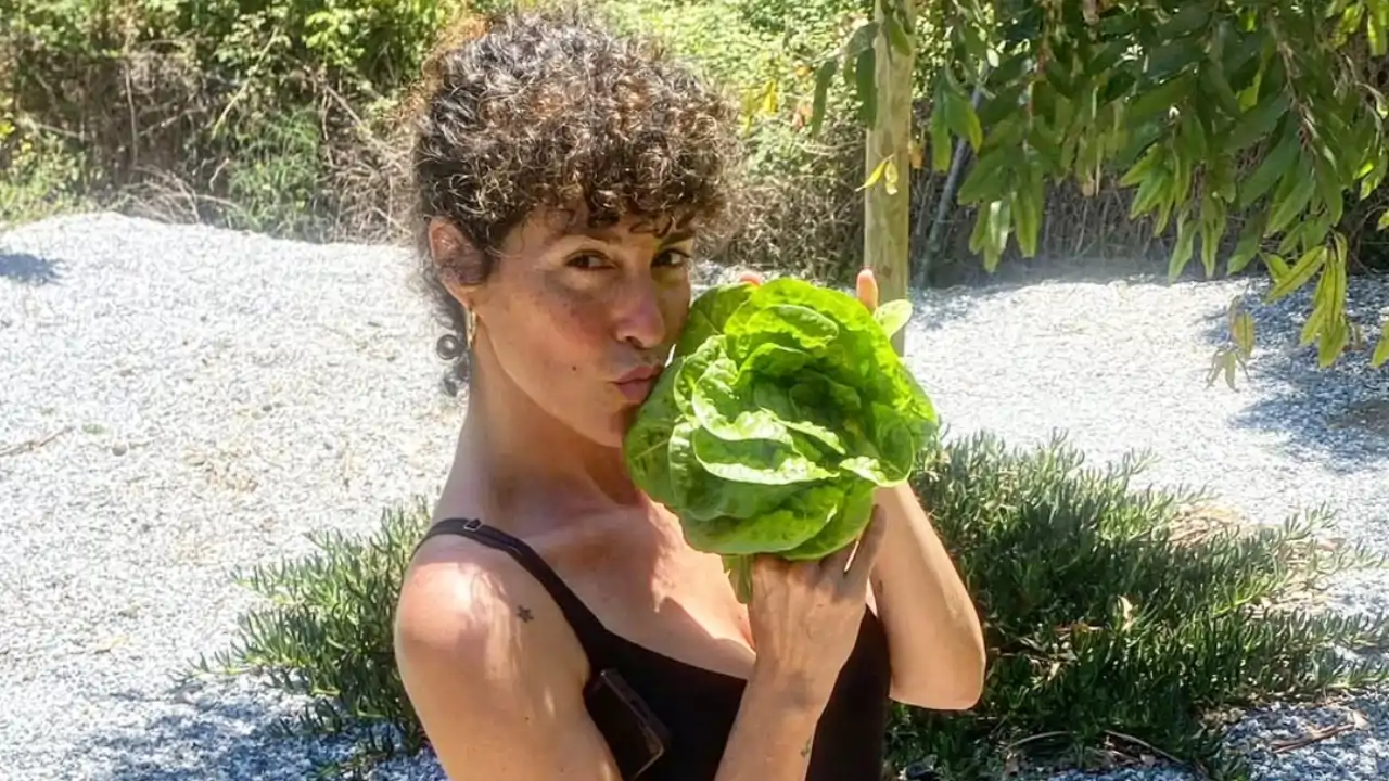 Así es la nueva vida de Rocío Madrid en Málaga, como agricultora y vendedora de frutas