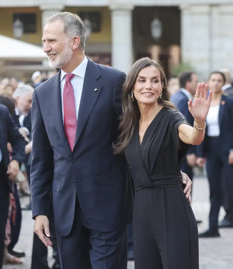 Don Felipe y Doña Letizia, abrazados por la cintura en la Plaza Mayor de Madrid