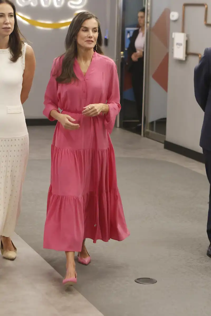 El vestido de Hugo Boss rosa de la Reina Letizia en su último acto en Amazon 