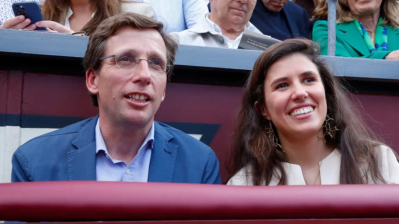 José Luis Martínez Almeida y Teresa Urquijo en una plaza de toros