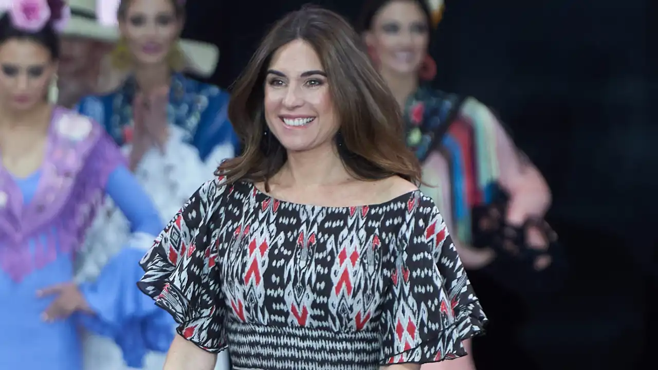Las 5 blusas 'smock' que están arrasando entre las mujeres elegantes: con nido de abeja, versátiles y fresquitas
