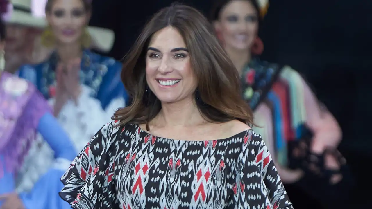 Las 5 blusas 'smock' que están arrasando entre las mujeres elegantes: con nido de abeja, versátiles y fresquitas